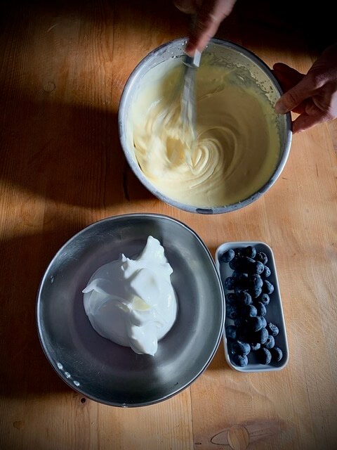 Put the flour in a bowl. Add salt sugar, eggs and milk and stir gently.